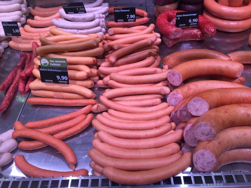 charcuterie-ST SAUVEUR SUR TINEE-min_sausages_meat_butchery-1069321